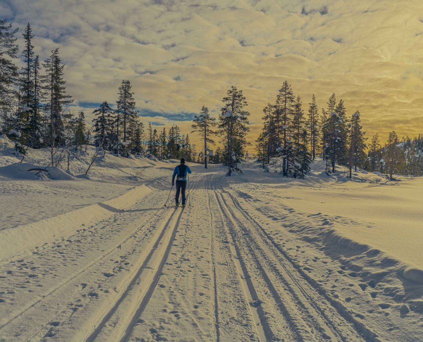 Skitur i solnedgang på Søtelifjell Hyttekos på fjellet